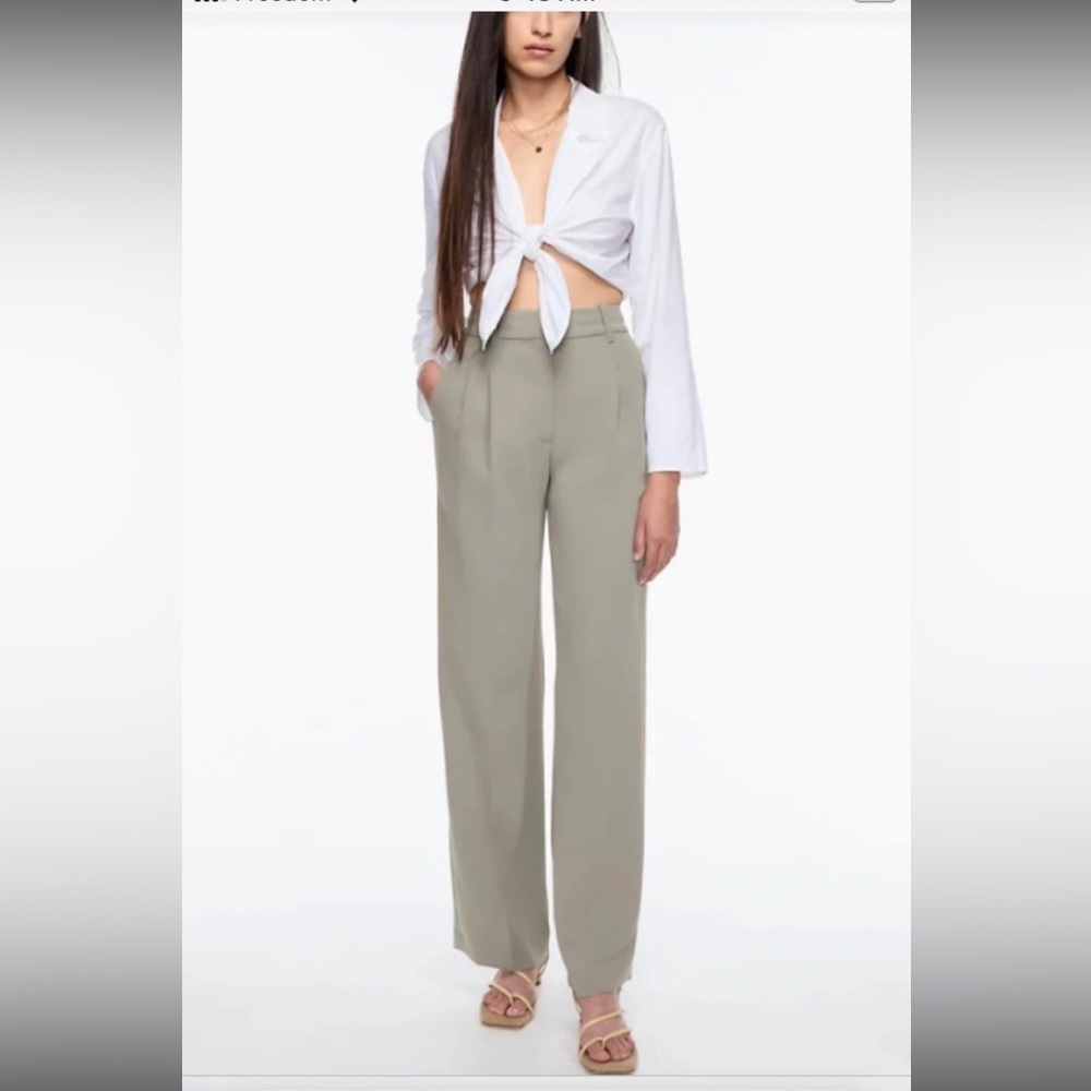 Wilfred effortless pants pale sage green color is same as first stock photo.